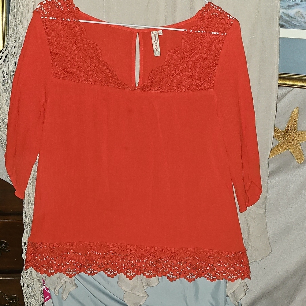 GUC Women's Red Camel Chic Red Lace Accent Blouse